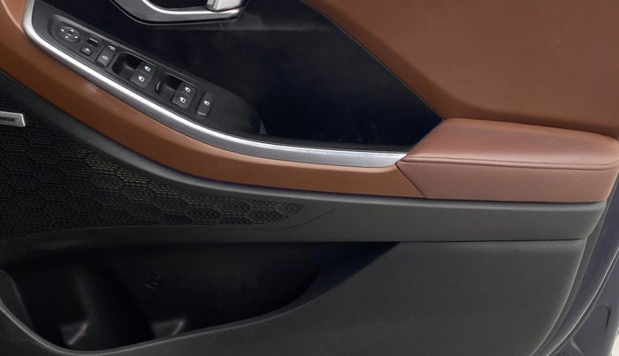 2022 Hyundai ALCAZAR 2.0 SIGNATURE MT 6STR, Petrol, Manual, 1,27,372 km, Driver Side Door Panels Control