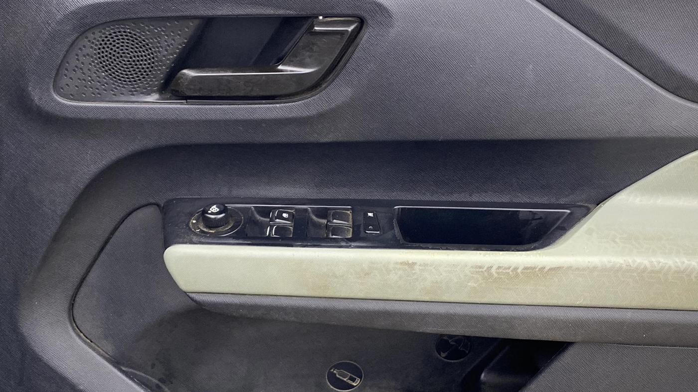 2022 Tata PUNCH ADVENTURE MT, Petrol, Manual, 99,571 km, Driver Side Door Panels Control
