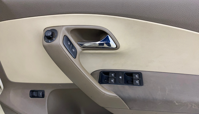 2014 Skoda Rapid 1.6 MPI AMBITION PLUS AT, Petrol, Automatic, 76,222 km, Driver Side Door Panels Control