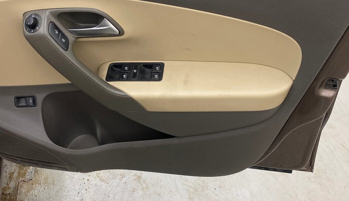 2016 Volkswagen Vento HIGHLINE 1.6 MPI, Petrol, Manual, 73,081 km, Driver Side Door Panels Control