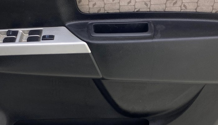 2016 Maruti Wagon R 1.0 VXI, CNG, Manual, 85,001 km, Driver Side Door Panels Control