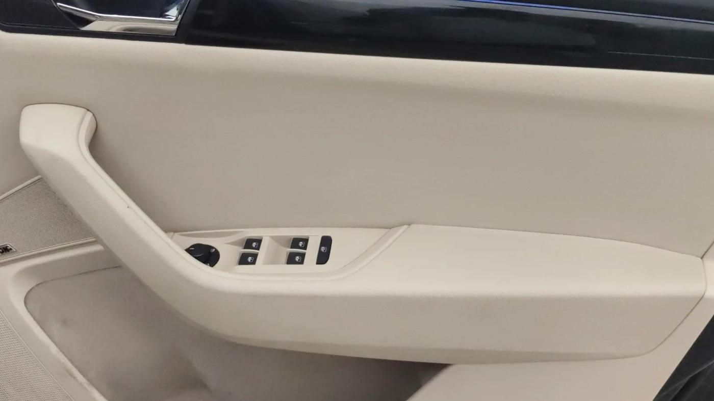2016 Skoda Superb L&K 1.8 TSI AT, Petrol, Automatic, 1,00,339 km, Driver Side Door Panels Control