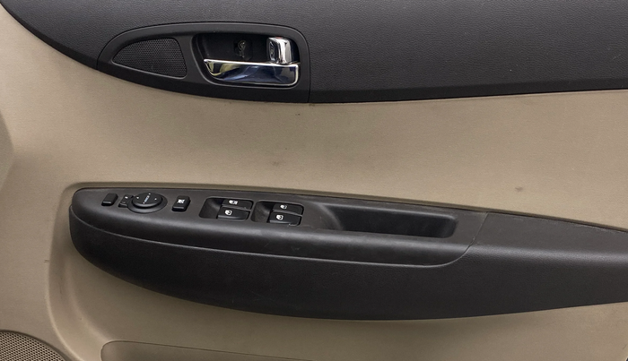 2013 Hyundai i20 SPORTZ 1.4 CRDI, Diesel, Manual, 89,274 km, Driver Side Door Panels Control