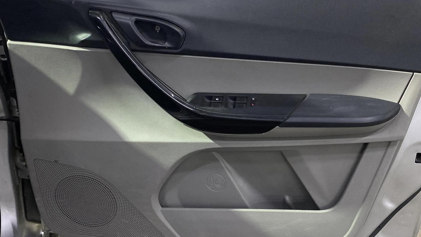 2018 Tata Tiago XT DIESEL, Diesel, Manual, 1,21,378 km, Driver Side Door Panels Control