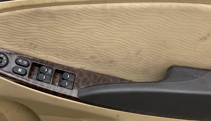 2013 Hyundai Verna FLUIDIC 1.6 VTVT SX, Petrol, Manual, 1,07,943 km, Driver Side Door Panels Control