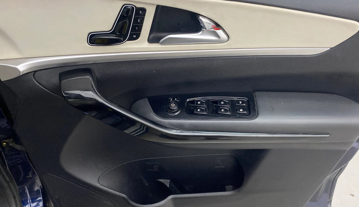 2022 Mahindra XUV700 AX 7 LUXURY D AWD AT 7 STR, Diesel, Automatic, 1,29,475 km, Driver Side Door Panels Control