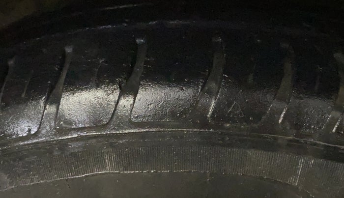 2020 Maruti Swift LXI, Petrol, Manual, 59,912 km, Left Front Tyre Tread