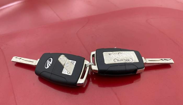 2019 Mahindra XUV300 W6 1.2 PETROL, Petrol, Manual, 45,892 km, Key Close Up