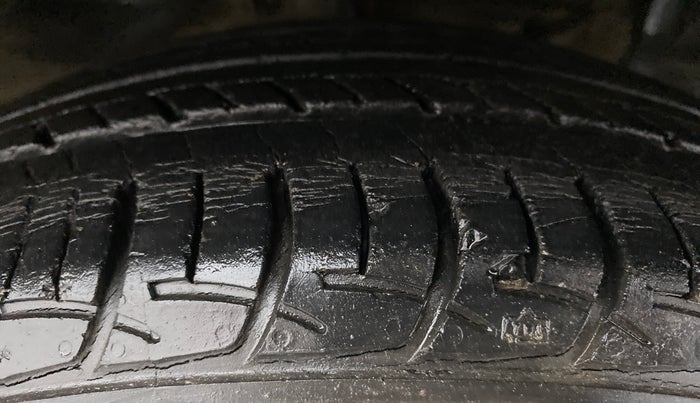 2017 Maruti Ciaz ZETA 1.4  AT PETROL, Petrol, Automatic, 52,870 km, Right Front Tyre Tread