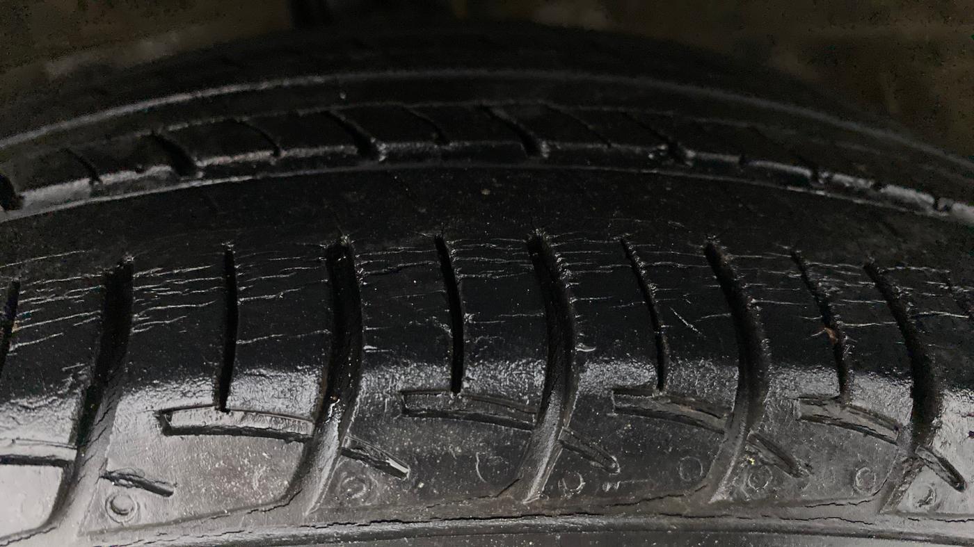 2017 Maruti Ciaz ZETA 1.4  AT PETROL, Petrol, Automatic, 52,870 km, Left Front Tyre Tread
