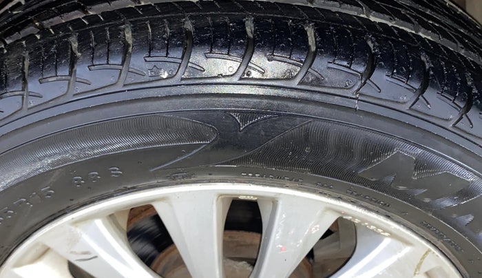 2015 Maruti Ciaz ZXI, Petrol, Manual, 1,05,263 km, Right Front Tyre Tread
