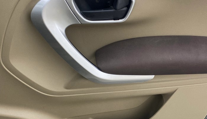 2017 Mahindra TUV300 T8, Diesel, Manual, 75,303 km, Driver Side Door Panels Control