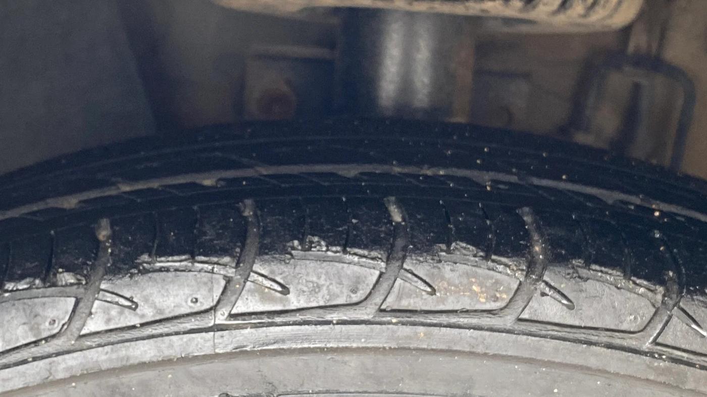 2015 Volkswagen Polo HIGHLINE1.2L, Petrol, Manual, 76,923 km, Left Front Tyre Tread