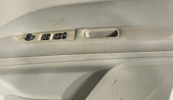 2018 Mahindra MARAZZO M6 8 STR, Diesel, Manual, 1,14,645 km, Driver Side Door Panels Control