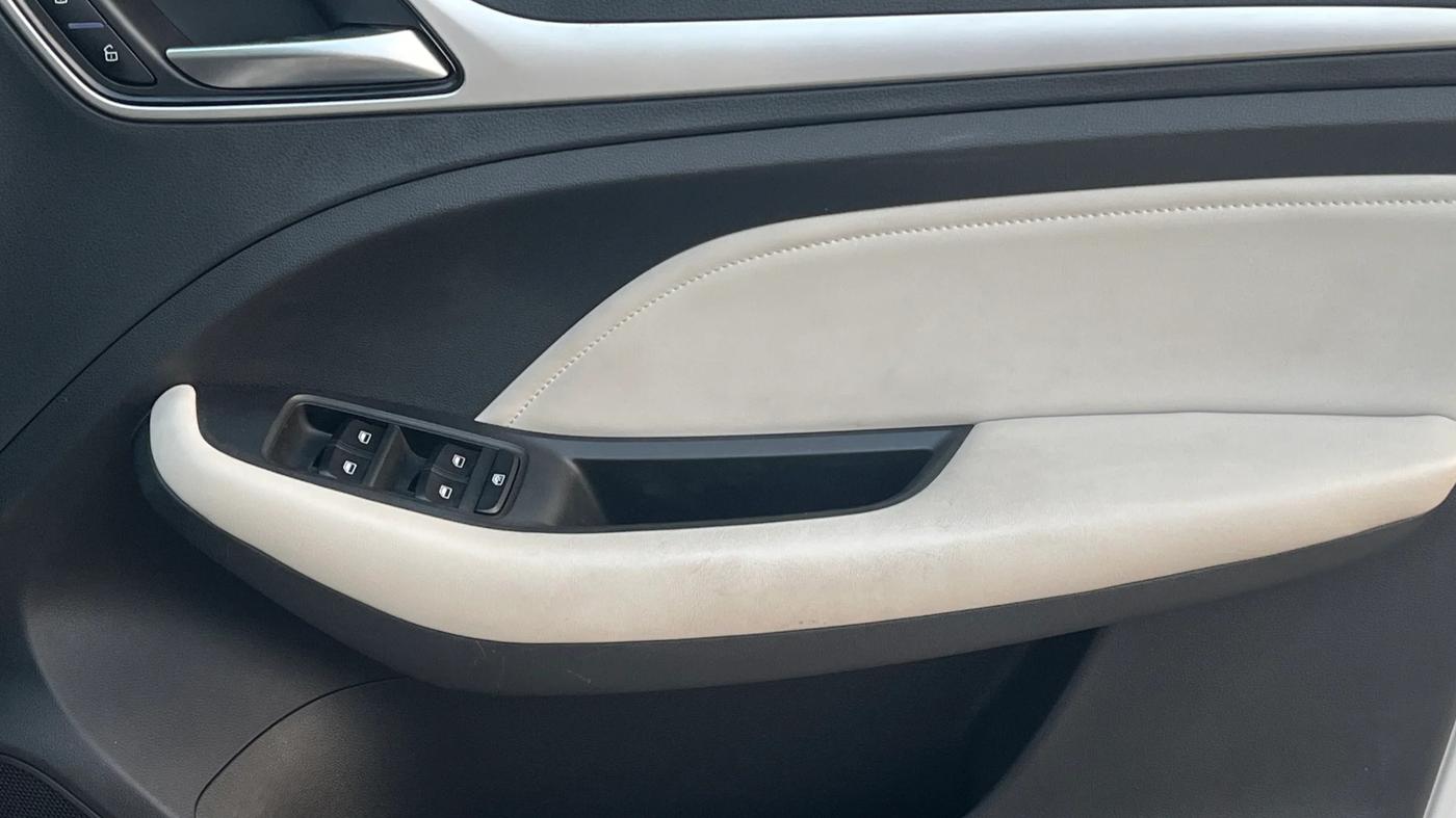 2022 MG ASTOR SUPER 1.5 MT, Petrol, Manual, 14,356 km, Driver Side Door Panels Control
