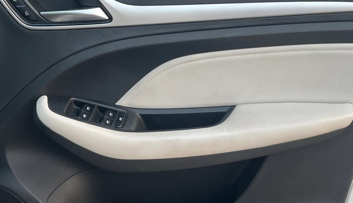 2022 MG ASTOR SUPER 1.5 MT, Petrol, Manual, 14,356 km, Driver Side Door Panels Control