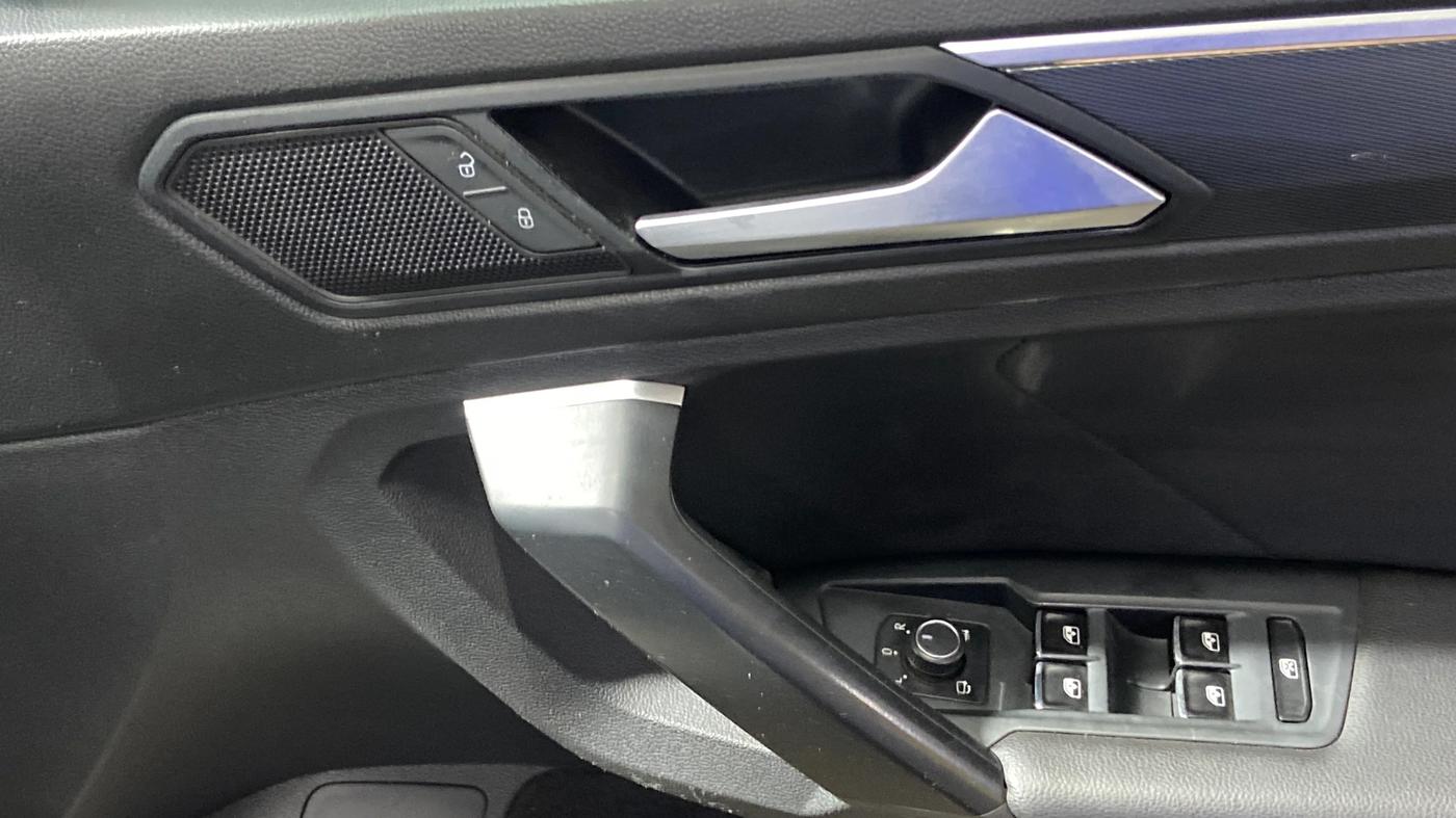 2019 Volkswagen TIGUAN HIGHLINE TDI AT, Diesel, Automatic, 1,21,122 km, Driver Side Door Panels Control