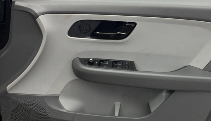 2020 Tata ALTROZ XT PETROL, Petrol, Manual, 44,220 km, Driver Side Door Panels Control