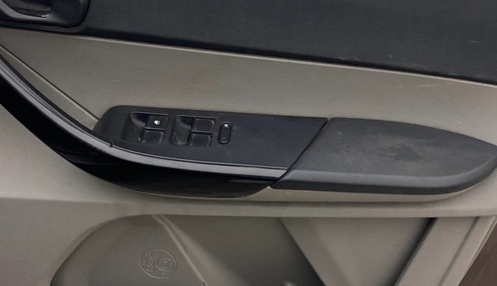 2017 Tata Tiago XT PETROL, Petrol, Manual, 71,166 km, Driver Side Door Panels Control