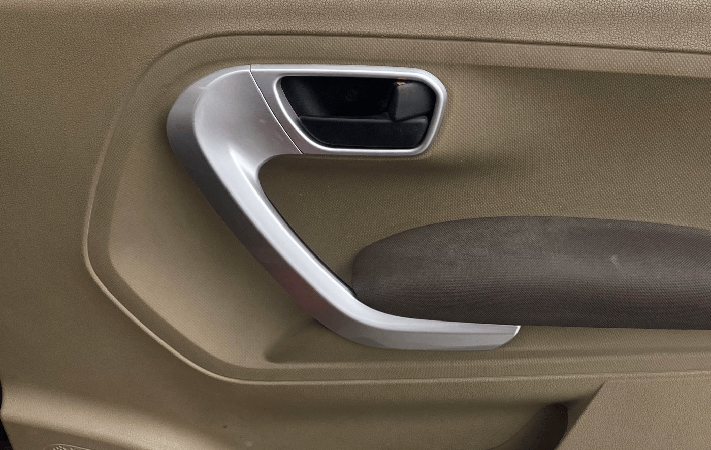 2016 Mahindra TUV300 T8 AMT, Diesel, Automatic, 81,360 km, Driver Side Door Panels Control
