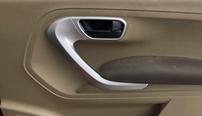 2016 Mahindra TUV300 T8 AMT, Diesel, Automatic, 81,360 km, Driver Side Door Panels Control