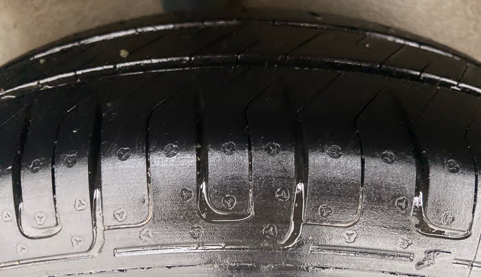 2014 Maruti Ritz VXI Elate Limited Edition, Petrol, Manual, 48,383 km, Right Rear Tyre Tread