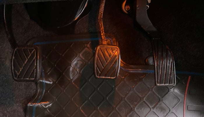 2014 Maruti Ritz VXI Elate Limited Edition, Petrol, Manual, 48,383 km, Pedals