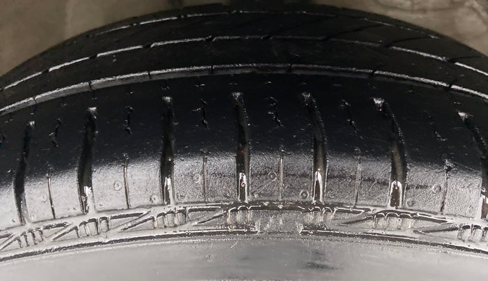 2014 Maruti Ritz VXI Elate Limited Edition, Petrol, Manual, 48,383 km, Right Front Tyre Tread