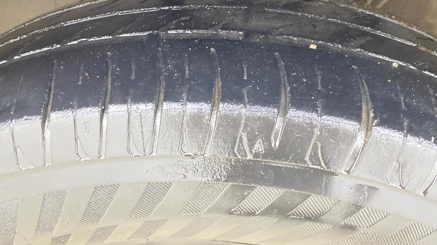 2018 Volkswagen Ameo TRENDLINE 1.0L, CNG, Manual, 1,32,995 km, Left Front Tyre Tread