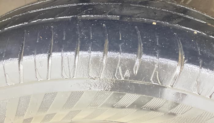 2018 Volkswagen Ameo TRENDLINE 1.0L, CNG, Manual, 1,32,995 km, Left Front Tyre Tread