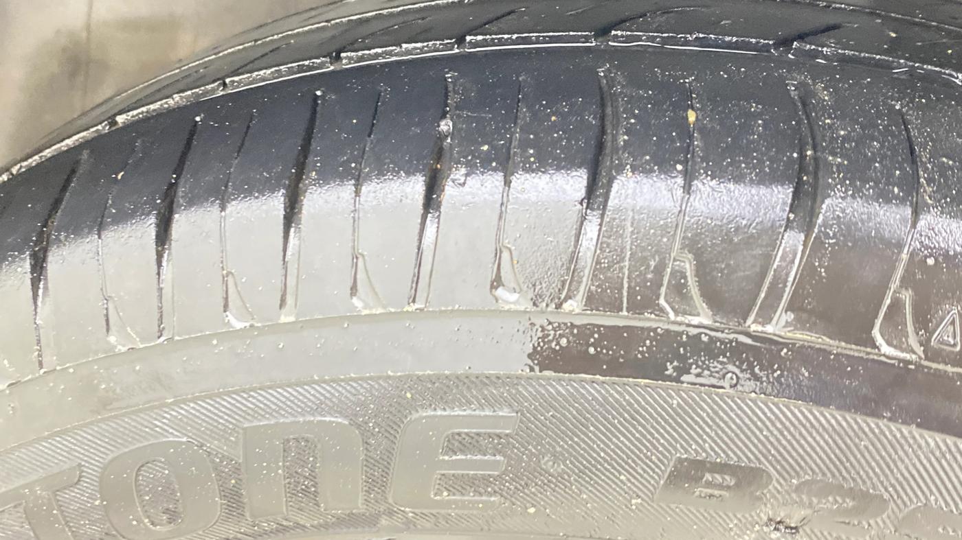 2018 Volkswagen Ameo TRENDLINE 1.0L, CNG, Manual, 1,32,995 km, Left Rear Tyre Tread