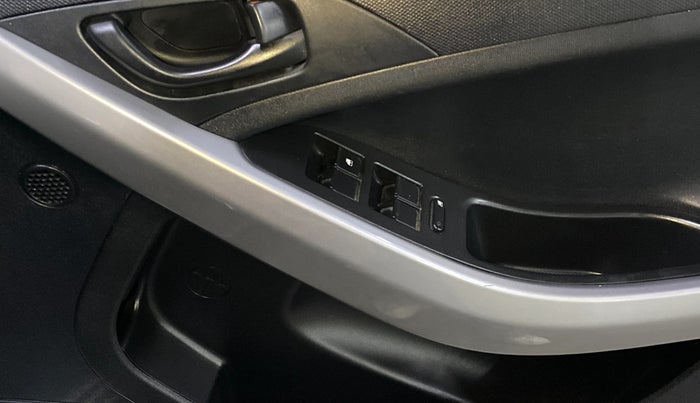 2022 Tata NEXON XMA SUNROOF PETROL, Petrol, Automatic, 27,827 km, Driver Side Door Panels Control