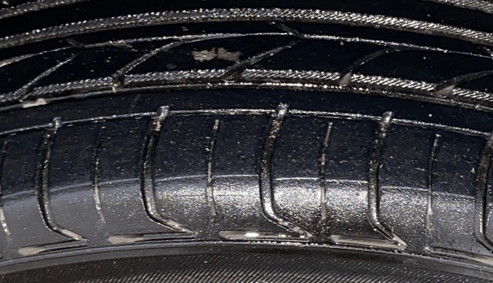 2015 Maruti Ertiga VXI CNG, CNG, Manual, 81,031 km, Right Front Tyre Tread