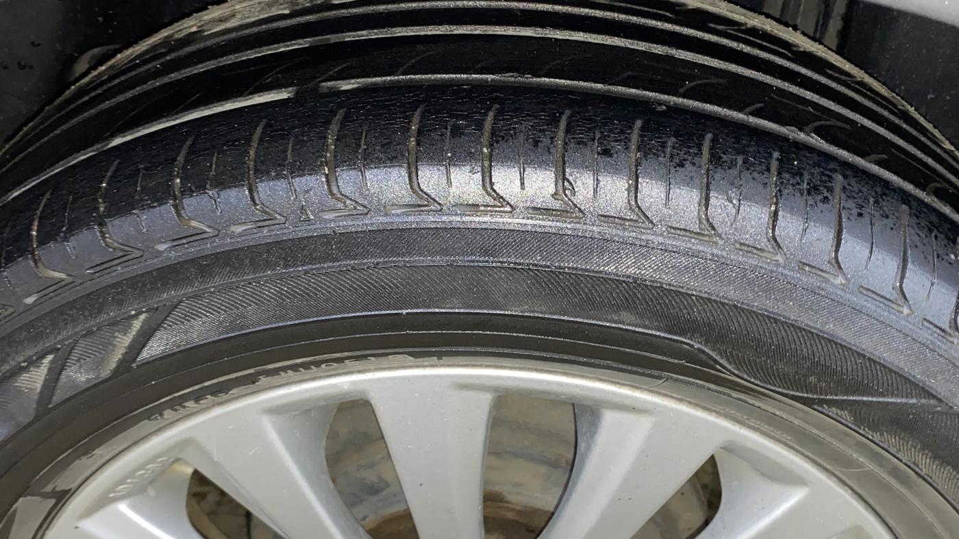 2014 Maruti Ciaz ZXI, Petrol, Manual, 99,672 km, Left Rear Tyre Tread