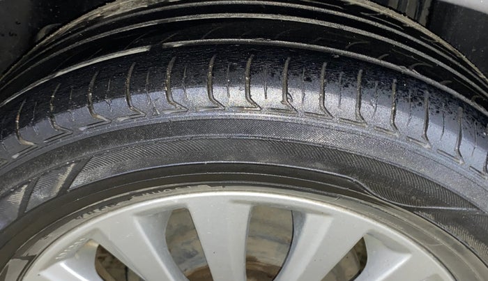 2014 Maruti Ciaz ZXI, Petrol, Manual, 99,672 km, Left Rear Tyre Tread