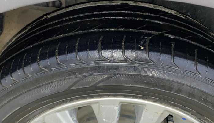 2014 Maruti Ciaz ZXI, Petrol, Manual, 99,672 km, Right Rear Tyre Tread