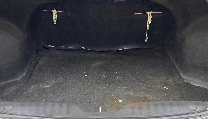 2014 Maruti Ciaz ZXI, Petrol, Manual, 99,672 km, Boot Inside