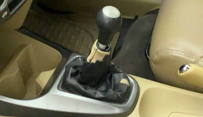 2013 Honda City 1.5L I-VTEC V MT, Petrol, Manual, 1,11,836 km, Gear lever - Boot cover slightly torn