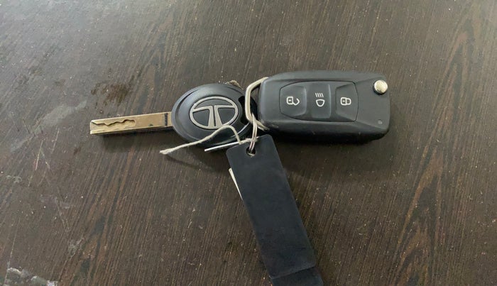 2024 Tata Tiago XT Rhythm CNG, CNG, Manual, 16,209 km, Key Close Up