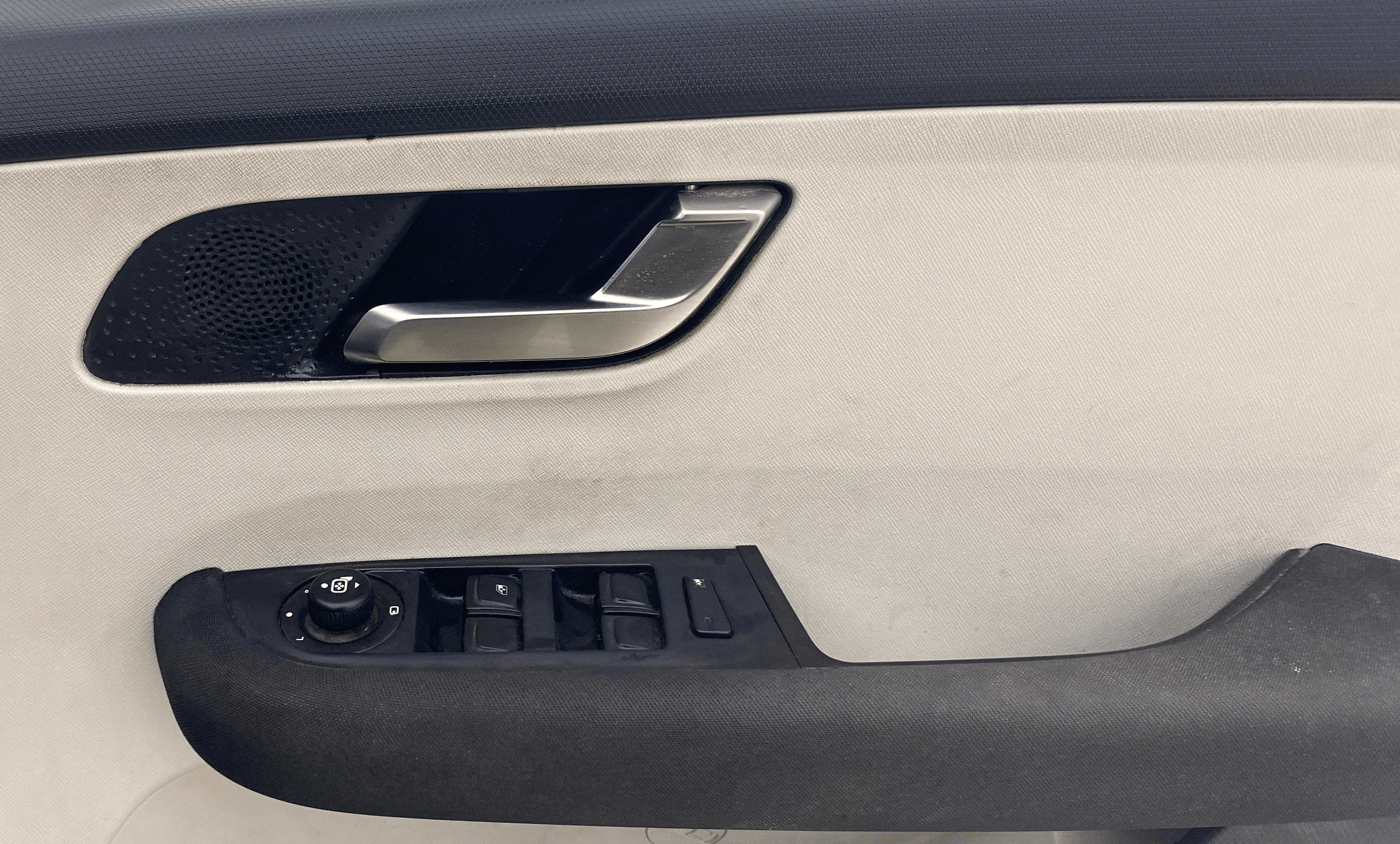 2022 Tata ALTROZ XZA PLUS, Petrol, Automatic, 44,390 km, Driver Side Door Panels Control