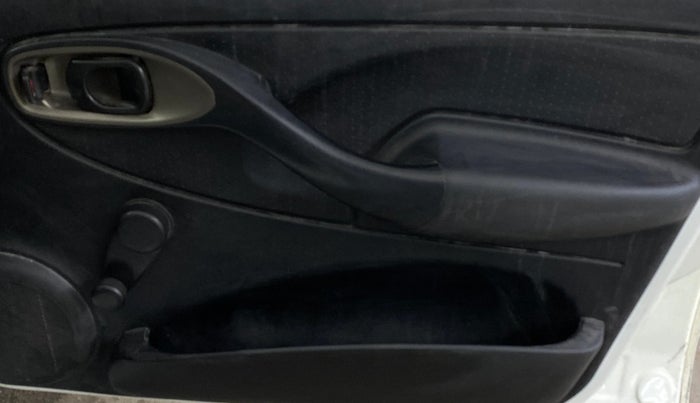 2017 Tata Indigo ECS GLS, CNG, Manual, 70,171 km, Driver Side Door Panels Control