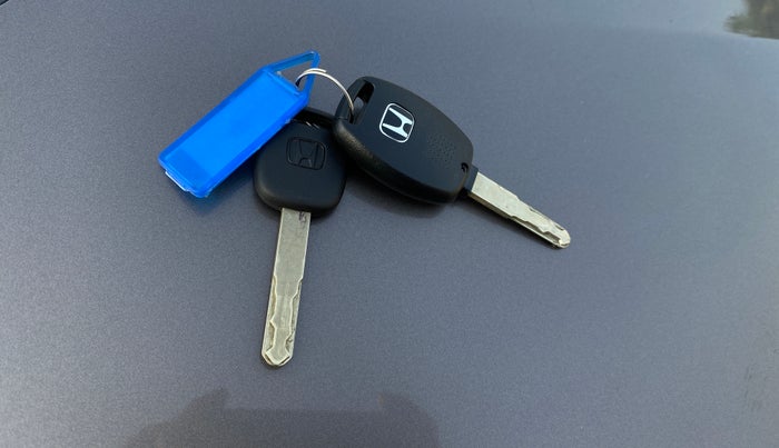 2014 Honda Brio VX MT, Petrol, Manual, 45,927 km, Key Close Up