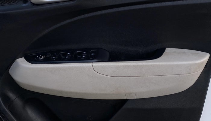 2023 Hyundai VENUE S 1.2, CNG, Manual, 80,351 km, Driver Side Door Panels Control