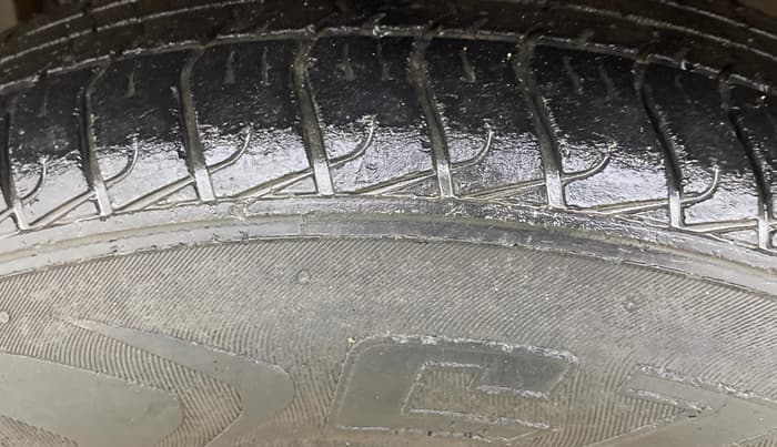 2016 Renault Duster 85 PS RXL DIESEL, Diesel, Manual, 1,29,567 km, Left Front Tyre Tread