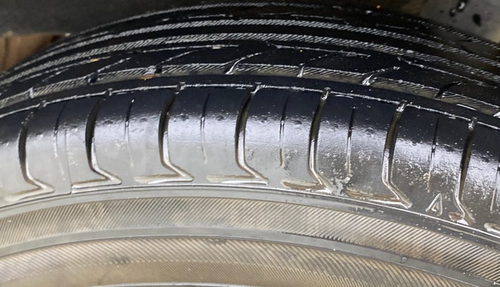 2017 Renault Kwid RXL, Petrol, Manual, 1,02,238 km, Left Rear Tyre Tread