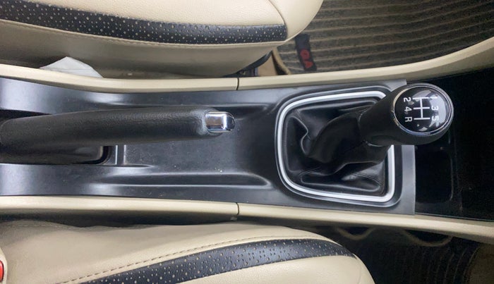 2015 Maruti Ciaz ZDI+ SHVS, Diesel, Manual, 71,978 km, Gear Lever