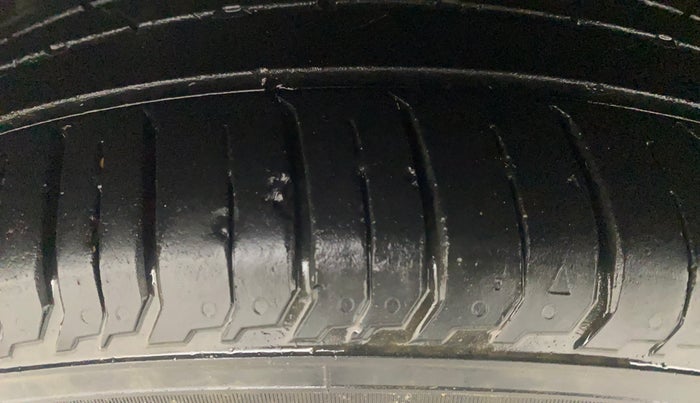 2015 Maruti Ciaz ZDI+ SHVS, Diesel, Manual, 71,978 km, Left Front Tyre Tread