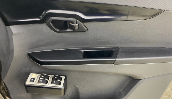 2018 Mahindra KUV 100 NXT K2 P 6 STR, Petrol, Manual, 27,851 km, Driver Side Door Panels Control