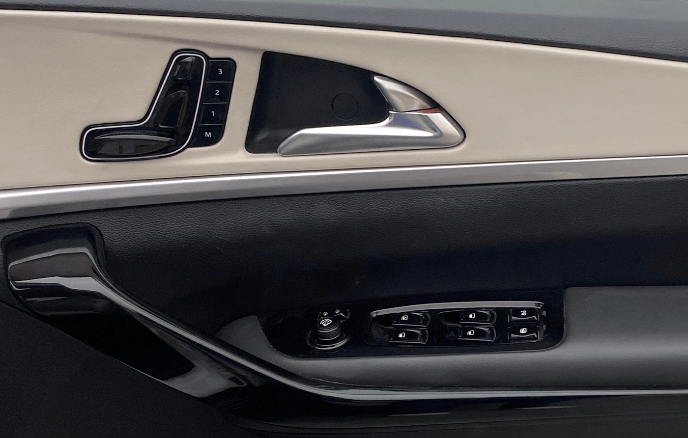 2022 Mahindra XUV700 AX 7 LUXURY D AWD AT 7 STR, Diesel, Automatic, 82,634 km, Driver Side Door Panels Control