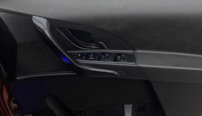 2018 Mahindra XUV500 W5, Diesel, Manual, 1,45,793 km, Driver Side Door Panels Control